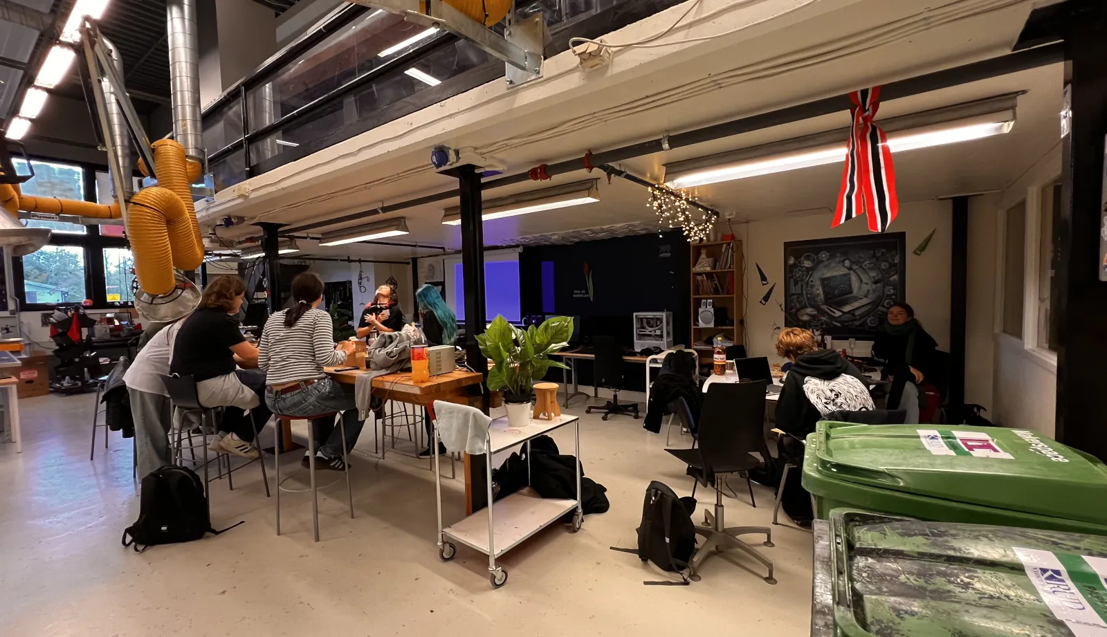 Elever som jobber i Rud Makerspace