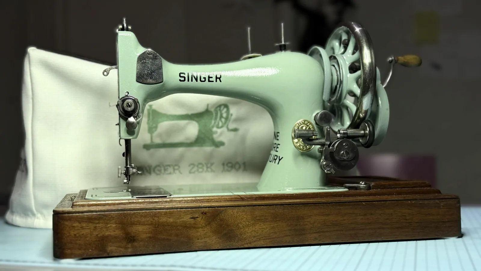 En ferdig restaurert Singer 28K symaskin