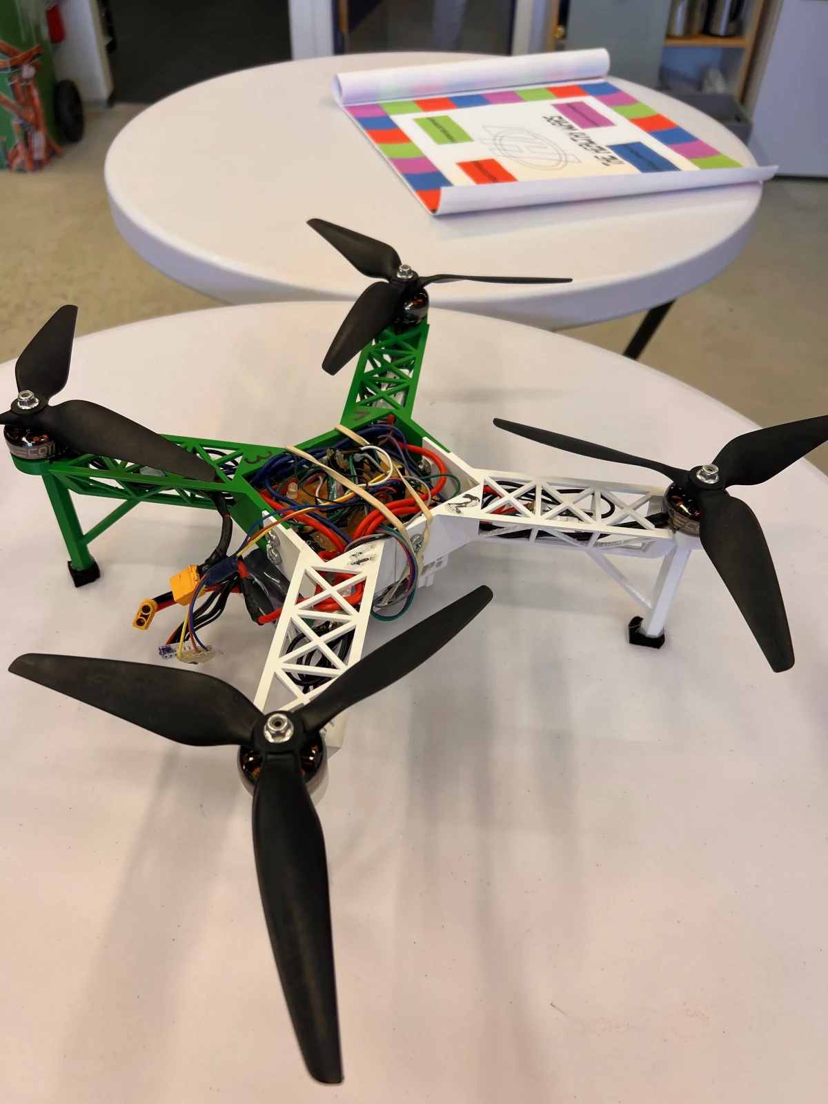 En selvbygd drone med synlig elektronikk og fire propeller