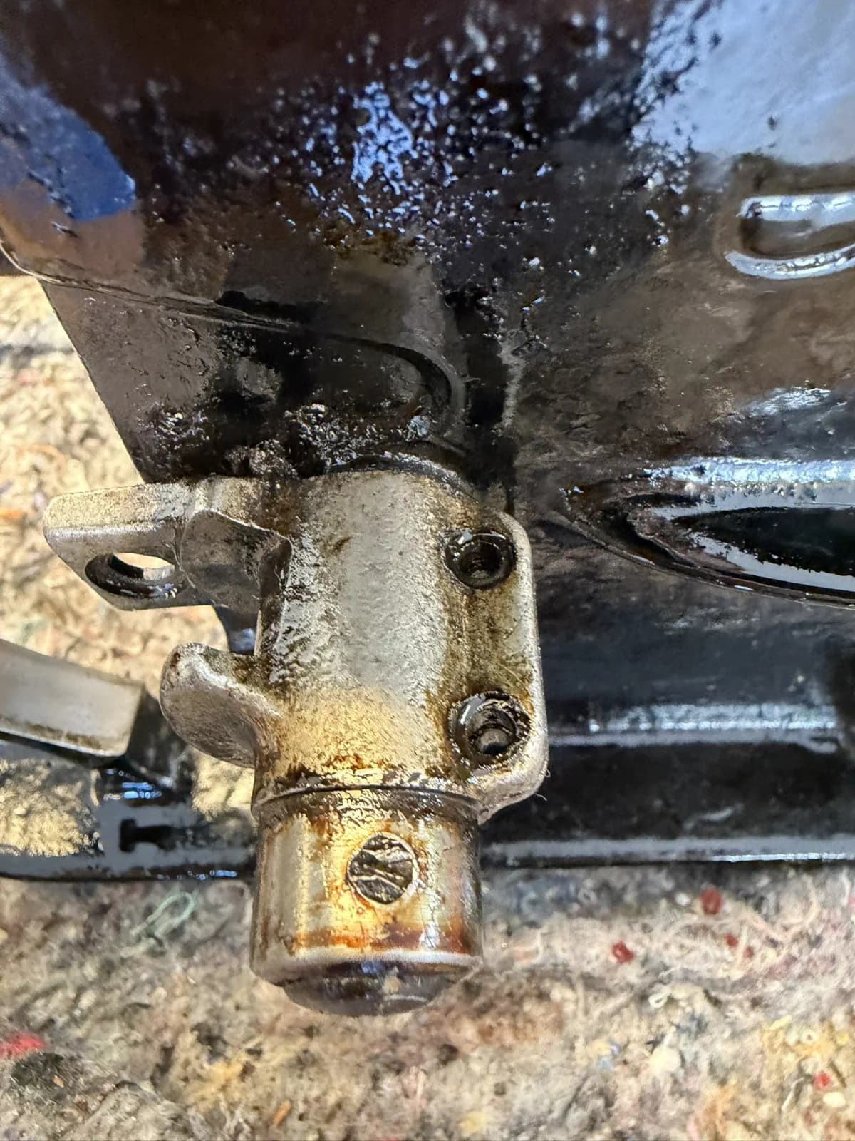 Detaljer ved skyttelholderen. Små deler må sees i sammenheng med resten av mekanismen.